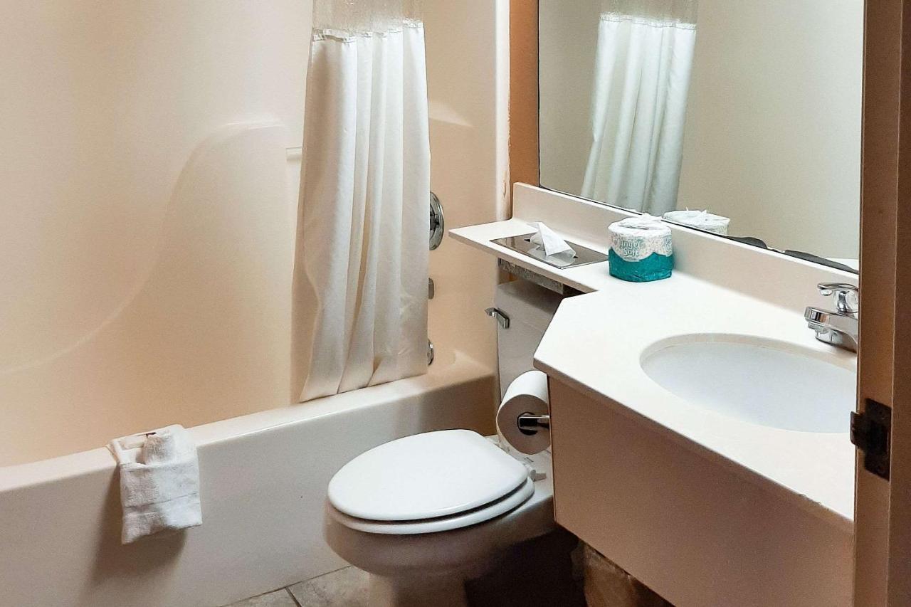 Starkville Inn & Suites Bagian luar foto
