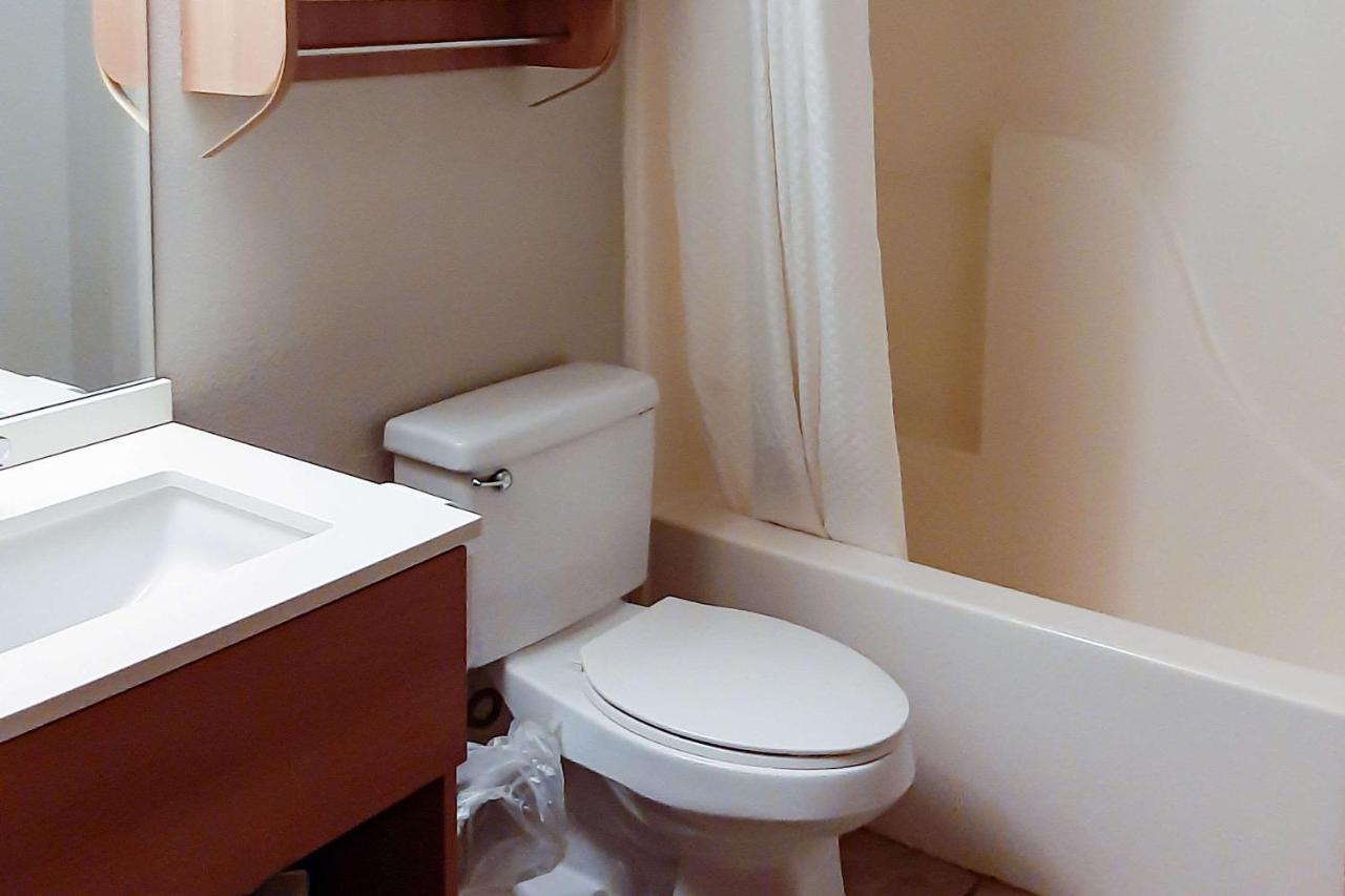 Starkville Inn & Suites Bagian luar foto