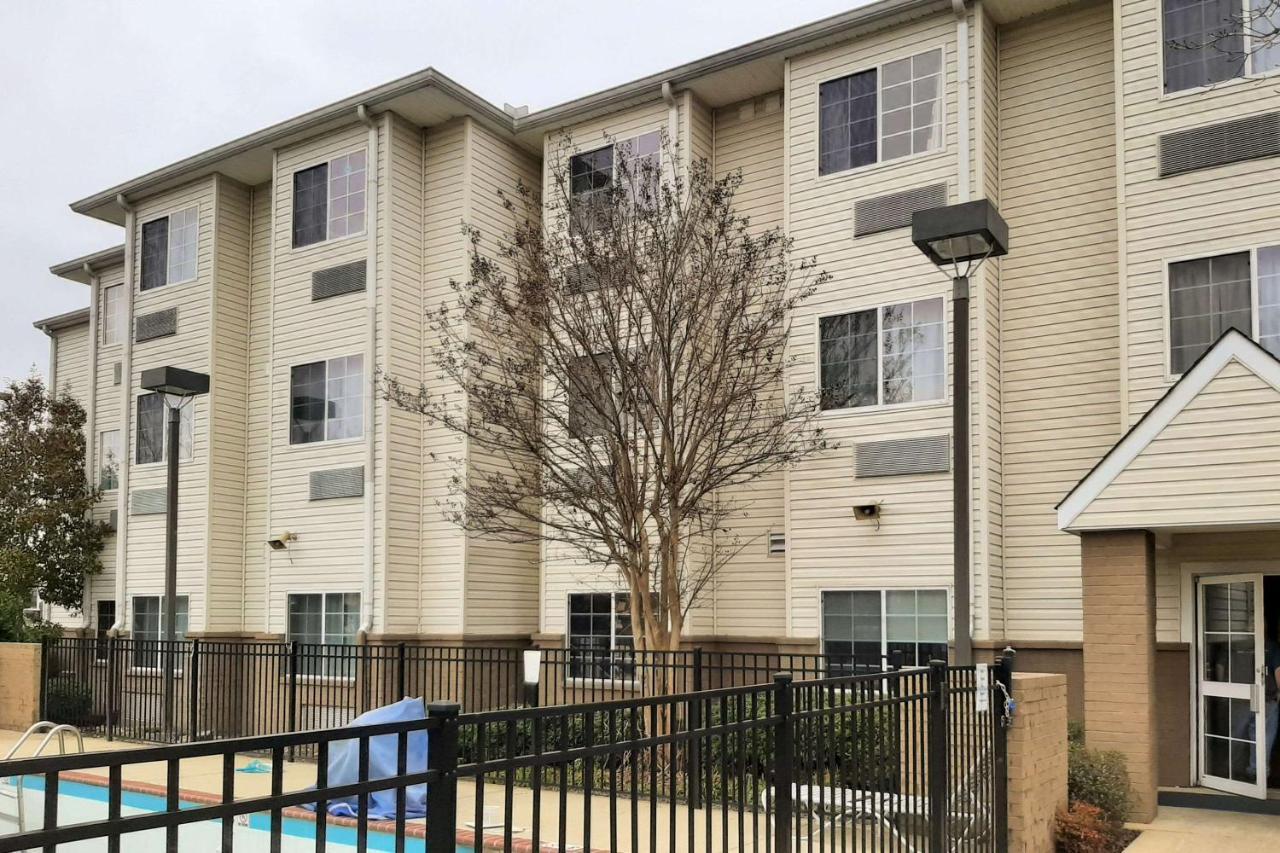 Starkville Inn & Suites Bagian luar foto