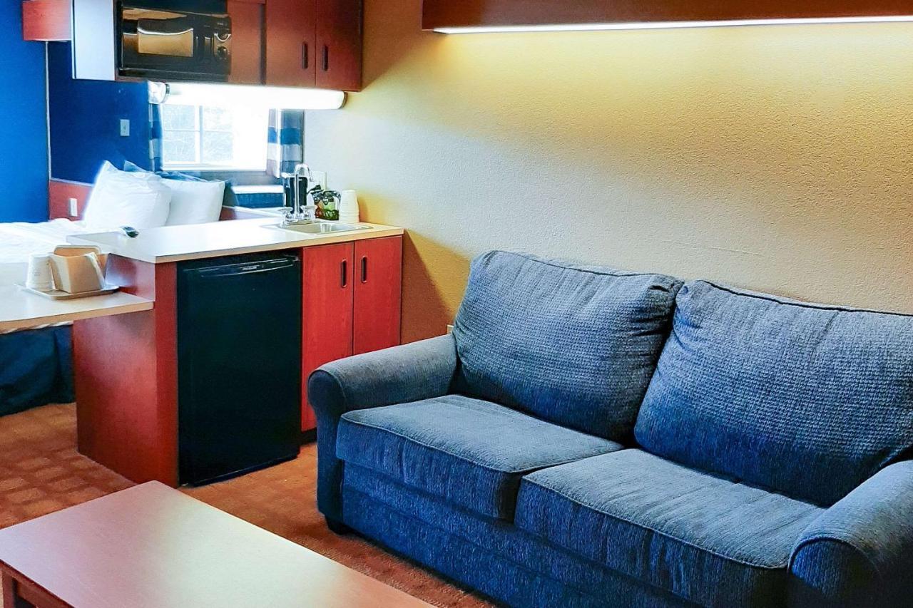 Starkville Inn & Suites Bagian luar foto