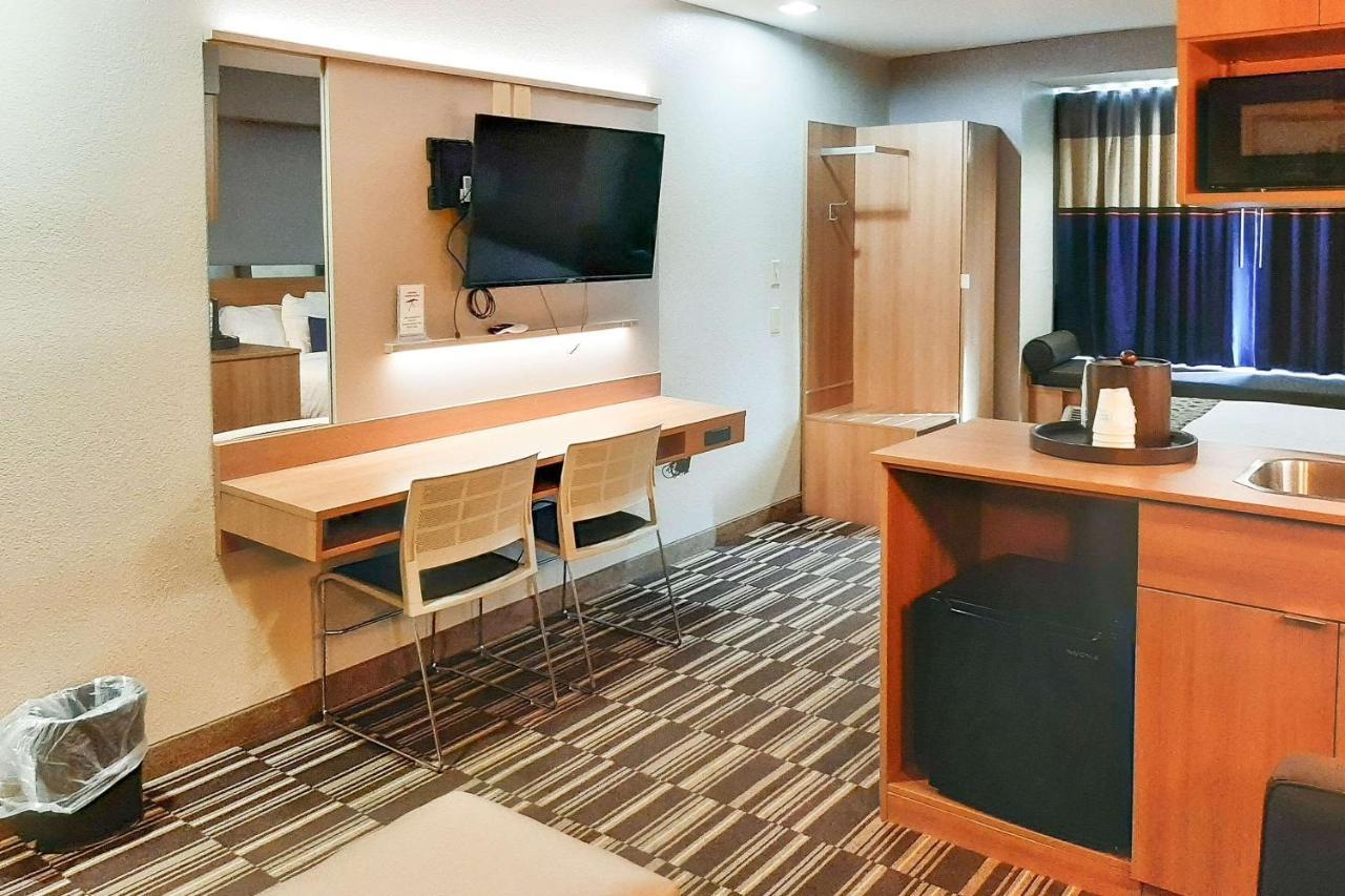 Starkville Inn & Suites Bagian luar foto